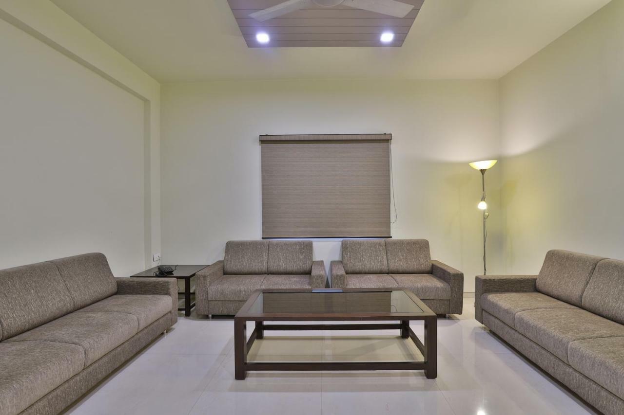 Capital O 47284 Atithi Resort Bharuch Exterior photo